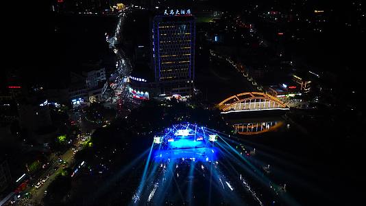 贵州望谟夜间城市风光视频的预览图