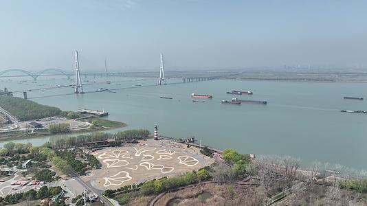 南京大胜关长江大桥及鱼嘴湿地公园和长江上的游船视频的预览图