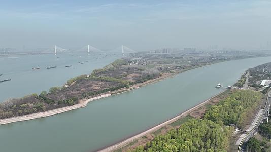 南京大胜关长江大桥以及长江上的船只视频的预览图