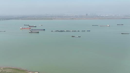 南京大胜关长江大桥以及长江上的船只视频的预览图