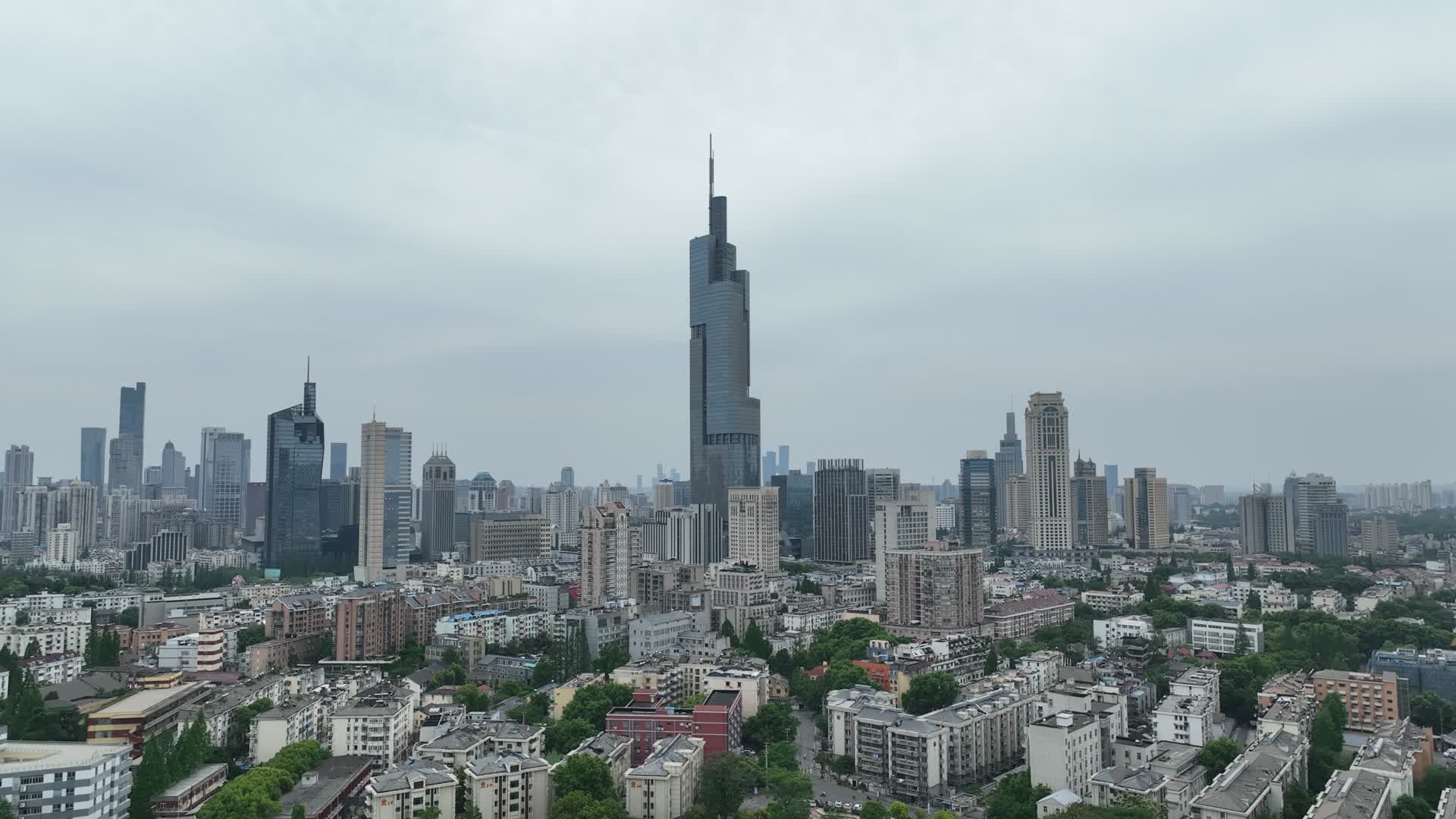航拍飞跃紫峰大厦鸟瞰南京城视频的预览图