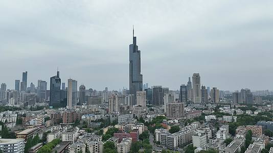航拍飞跃紫峰大厦鸟瞰南京城视频的预览图
