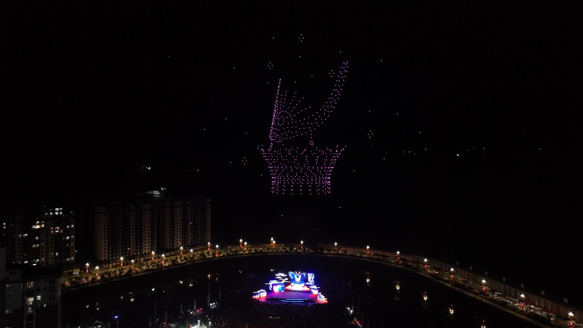 贵州台江夜空百架无人机灯光表演作画视频的预览图