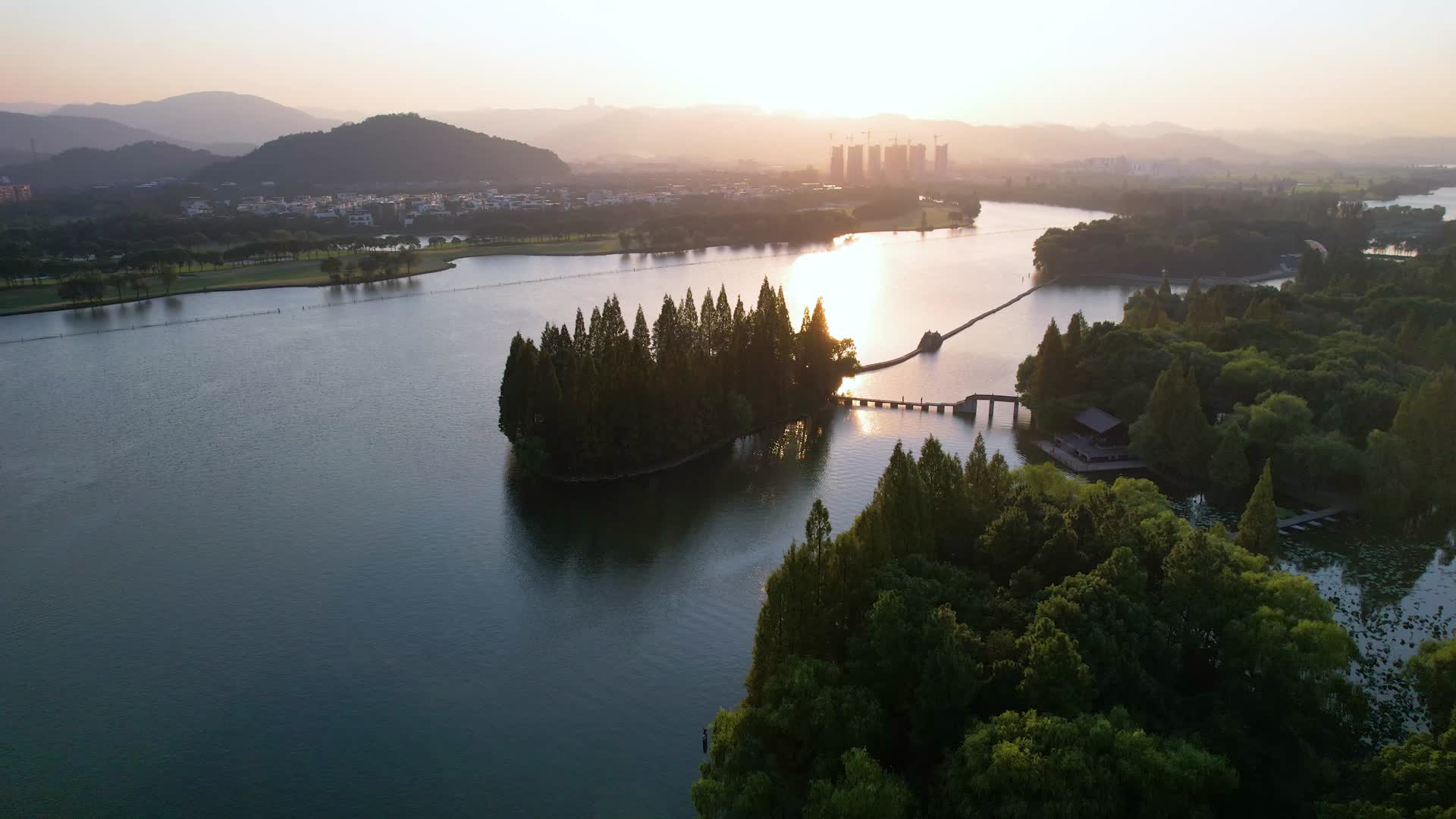 航拍绍兴柯岩鉴湖风景区水乡视频视频的预览图