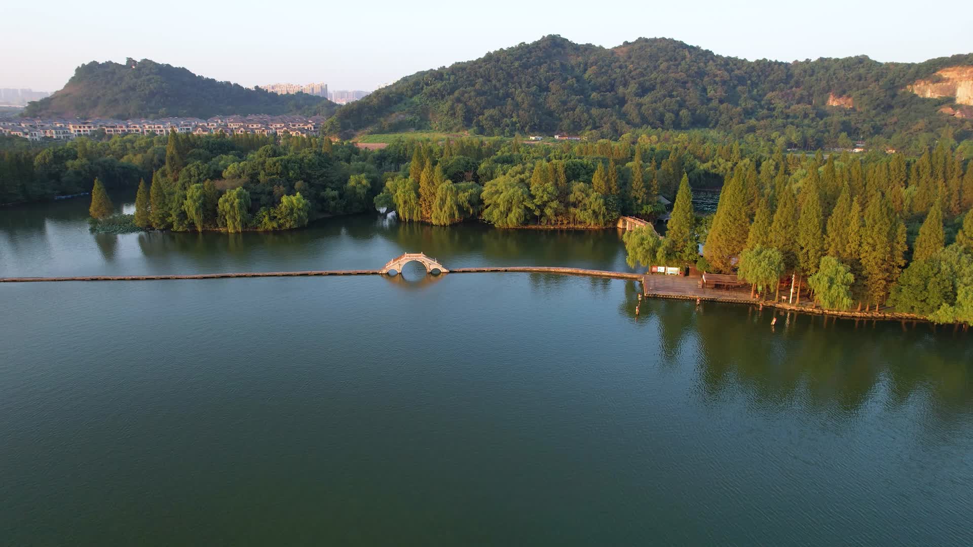 航拍绍兴柯岩鉴湖风景区水乡视频视频的预览图