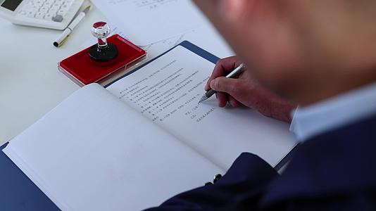 客户在商业合同落款处签字盖章和压手印视频的预览图