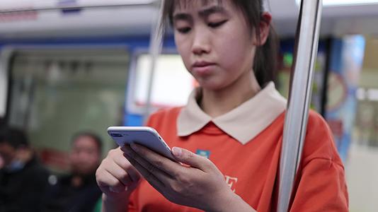 地铁车厢玩手机刷短视频视频的预览图