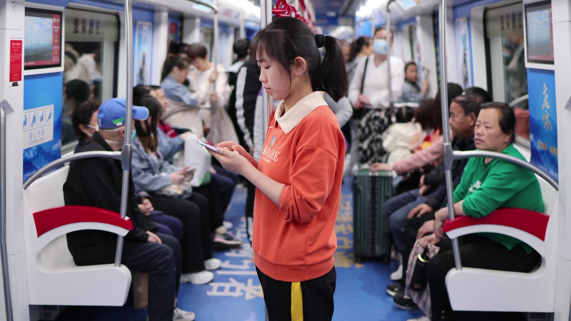 年轻女性地铁玩手机视频的预览图