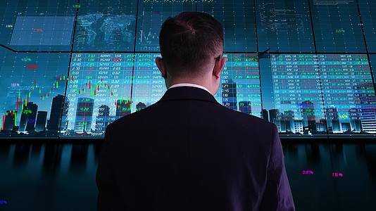 成功人士站在证券交易所大厅观看股票行情视频的预览图