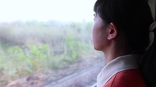 坐火车旅行望向窗外的风景视频的预览图