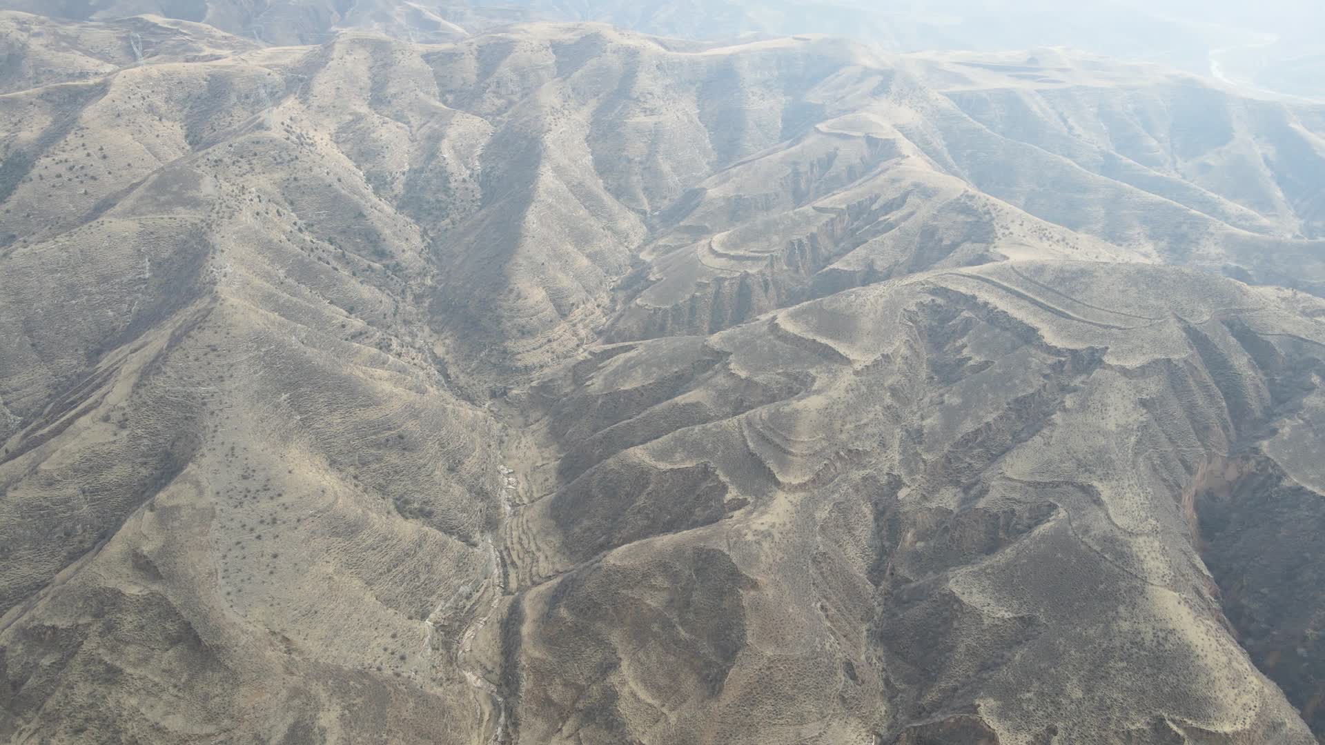 陕北土地贫瘠干旱的黄土高原地貌航拍视频的预览图