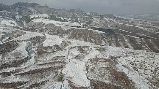冬天黄土高原雪山积雪视频的预览图
