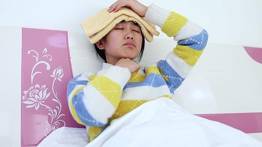 感冒咳嗽卧床生病的女人视频的预览图