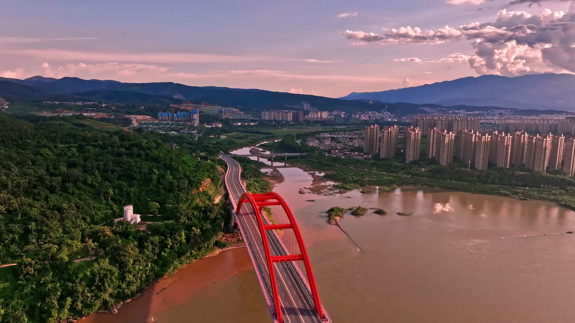 夕阳下的澜沧江黎明大桥与景洪市市区视频的预览图