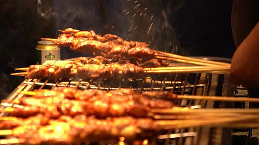 夏季烧烤新疆大肉串烤肉美食实拍视频视频的预览图