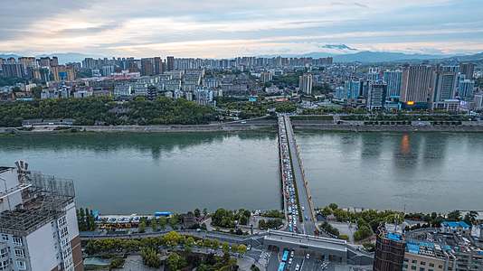 8K陕西安康汉江大桥城市天际线航拍延时视频的预览图