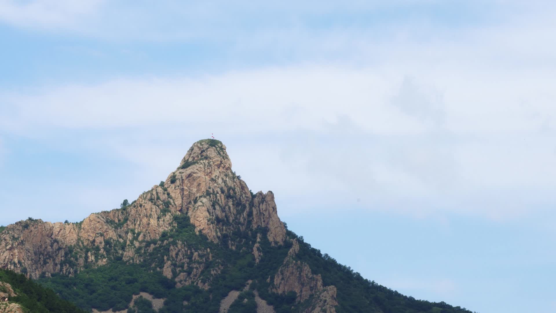 蓝天白云下的石头锥子山峰视频的预览图