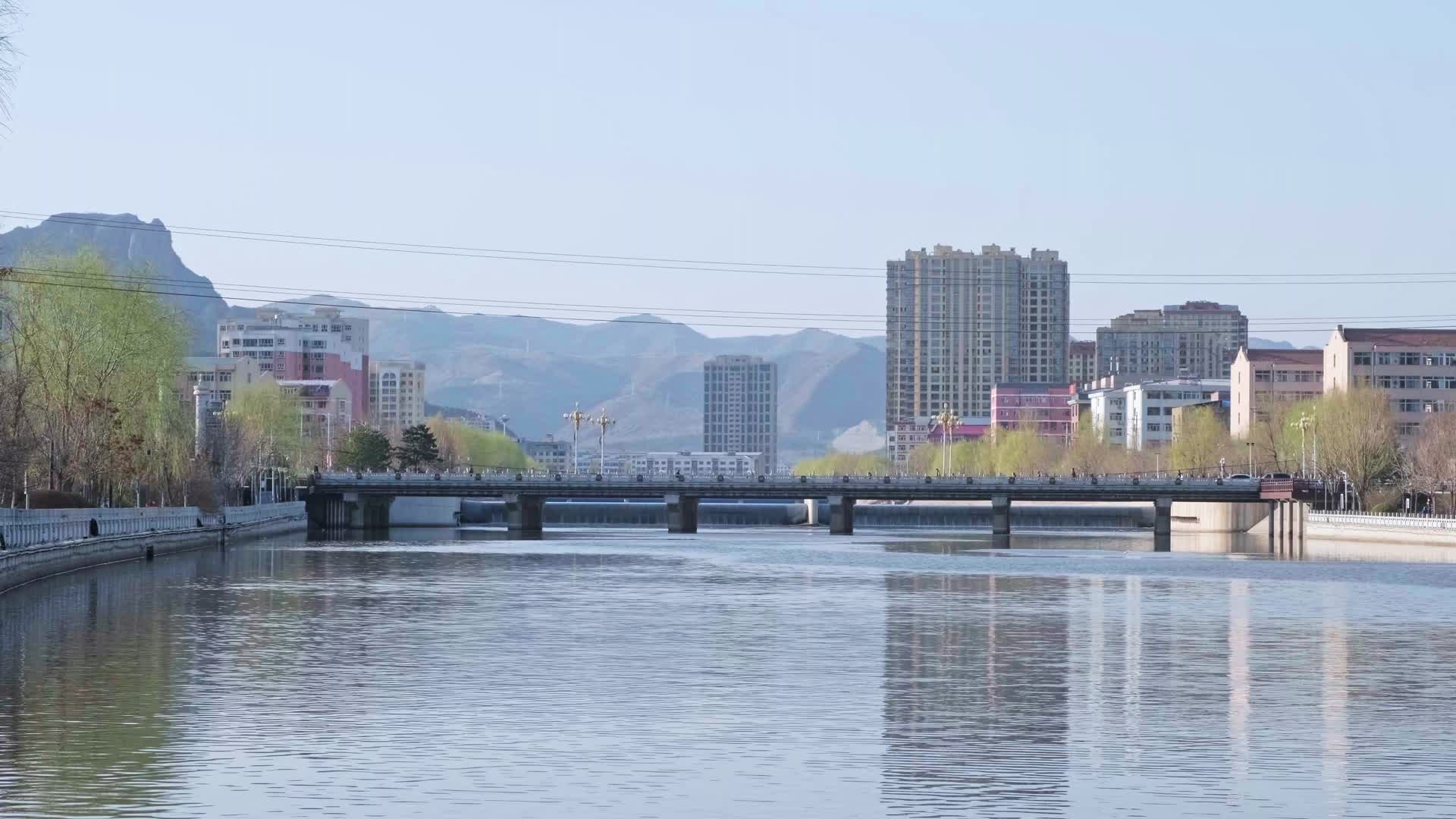 春天北方城市的河道与桥梁视频的预览图