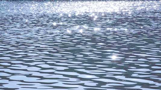 波光粼粼的河面水面星光点点视频的预览图