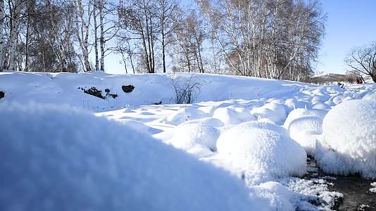 冬天景区实拍大雪覆盖的河道地面视频的预览图