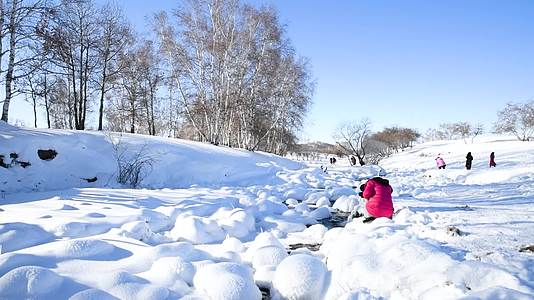内蒙景区冰天雪地上玩耍的人视频的预览图