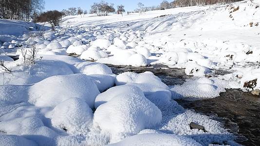 冬天雪地与流水冬季风景视频的预览图