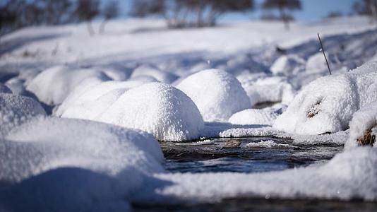 高清实拍雪地中流淌的小河流水视频的预览图
