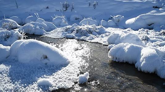 冬天雪地与流水寒冷冬季视频的预览图