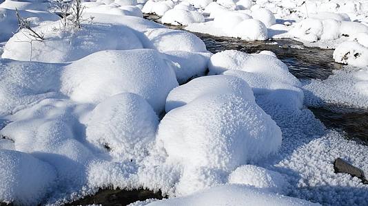 冬天的雪地与河流高清实拍视频的预览图