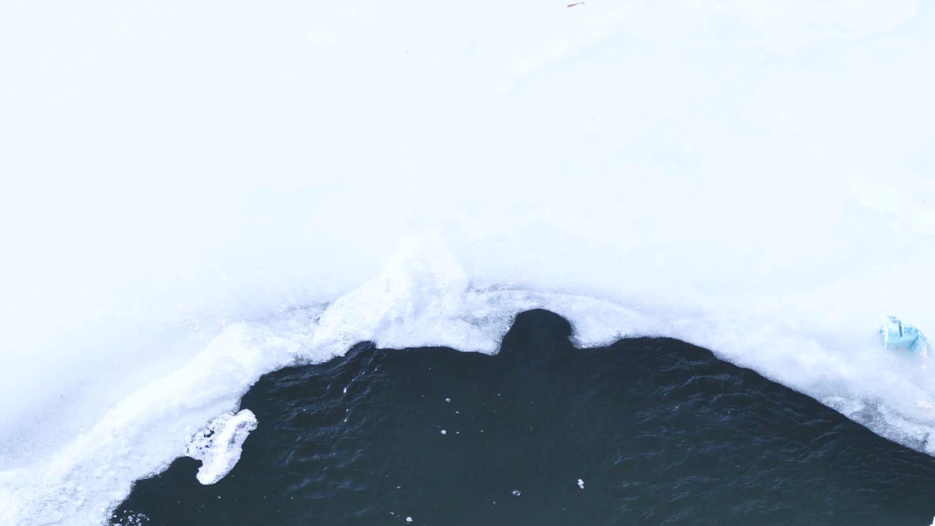 冬天的河流冰面流水缓缓视频的预览图