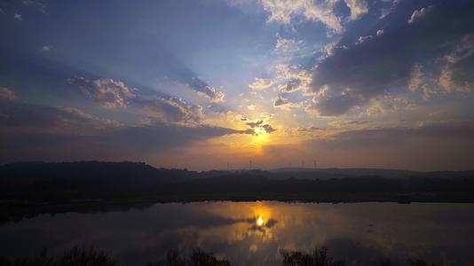 桃山湖清晨太阳倒影湖面视频的预览图
