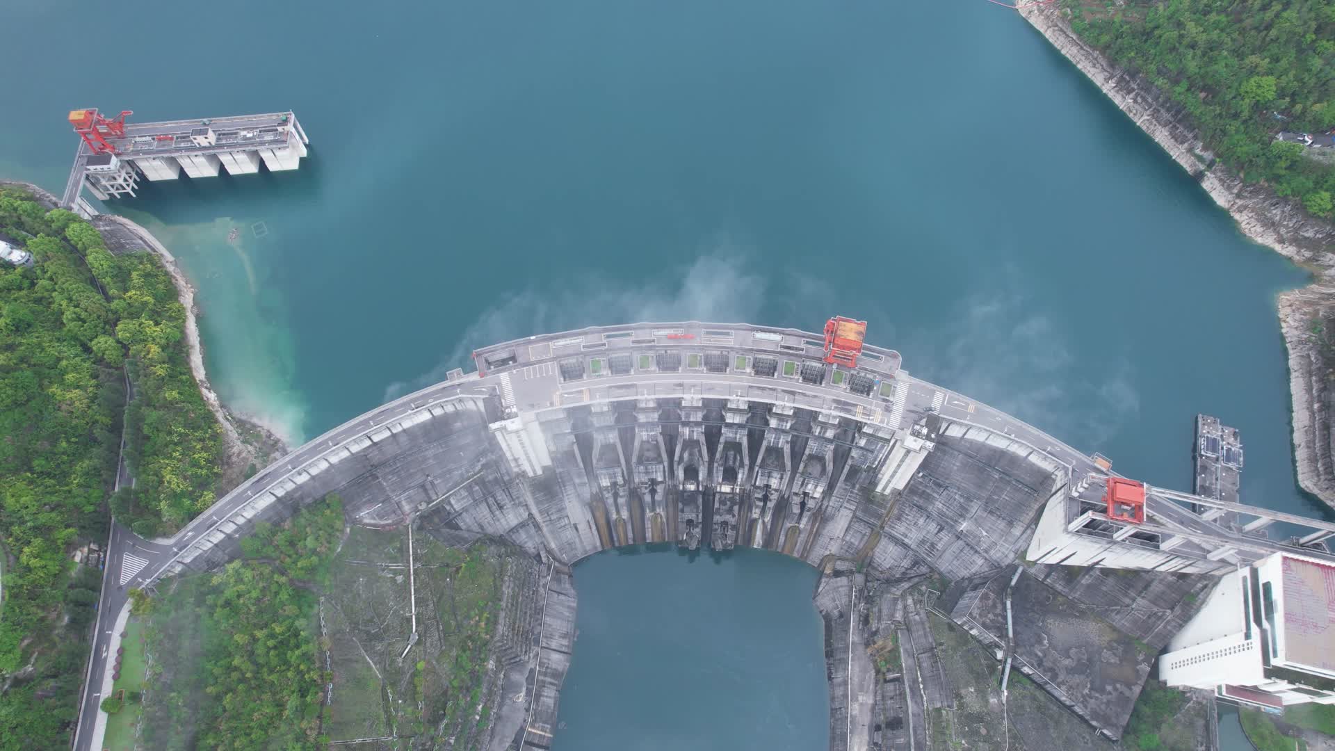 4K湖北清江库区水闸蓄水实拍视频视频的预览图
