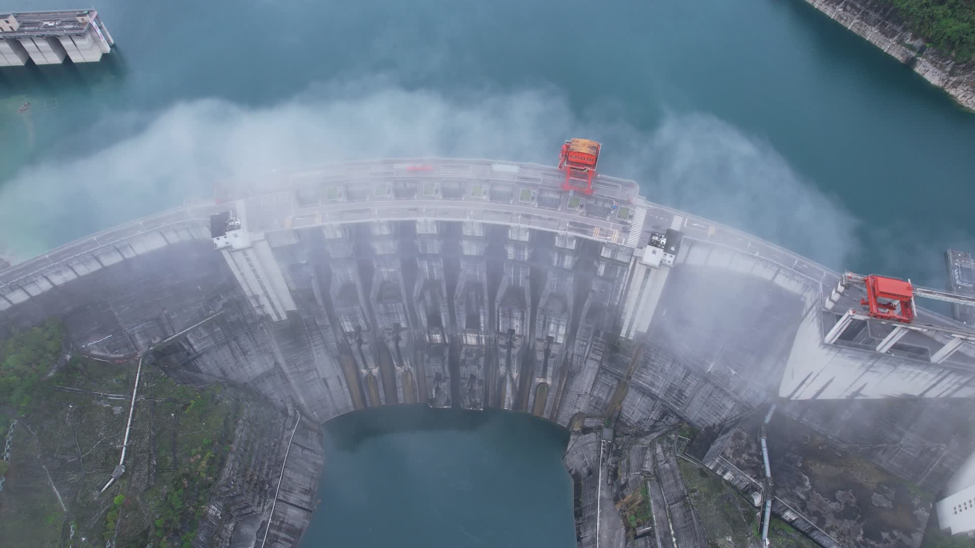 4K湖北宜昌清江画廊水库水闸航拍视频视频的预览图