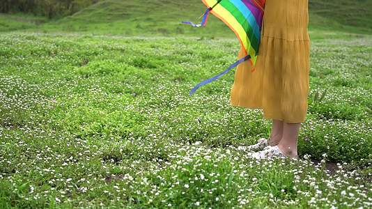 4K花丛少女拿着风筝脚步特写实拍视频视频的预览图