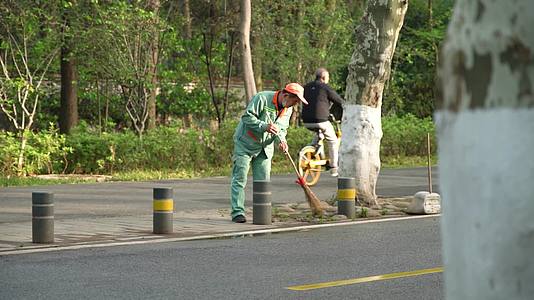 4K环卫工人打扫道路清洁劳动工人实拍视频视频的预览图