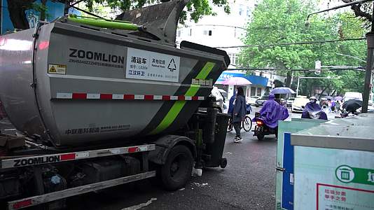 4K环卫工人清理街道垃圾桶垃圾视频的预览图