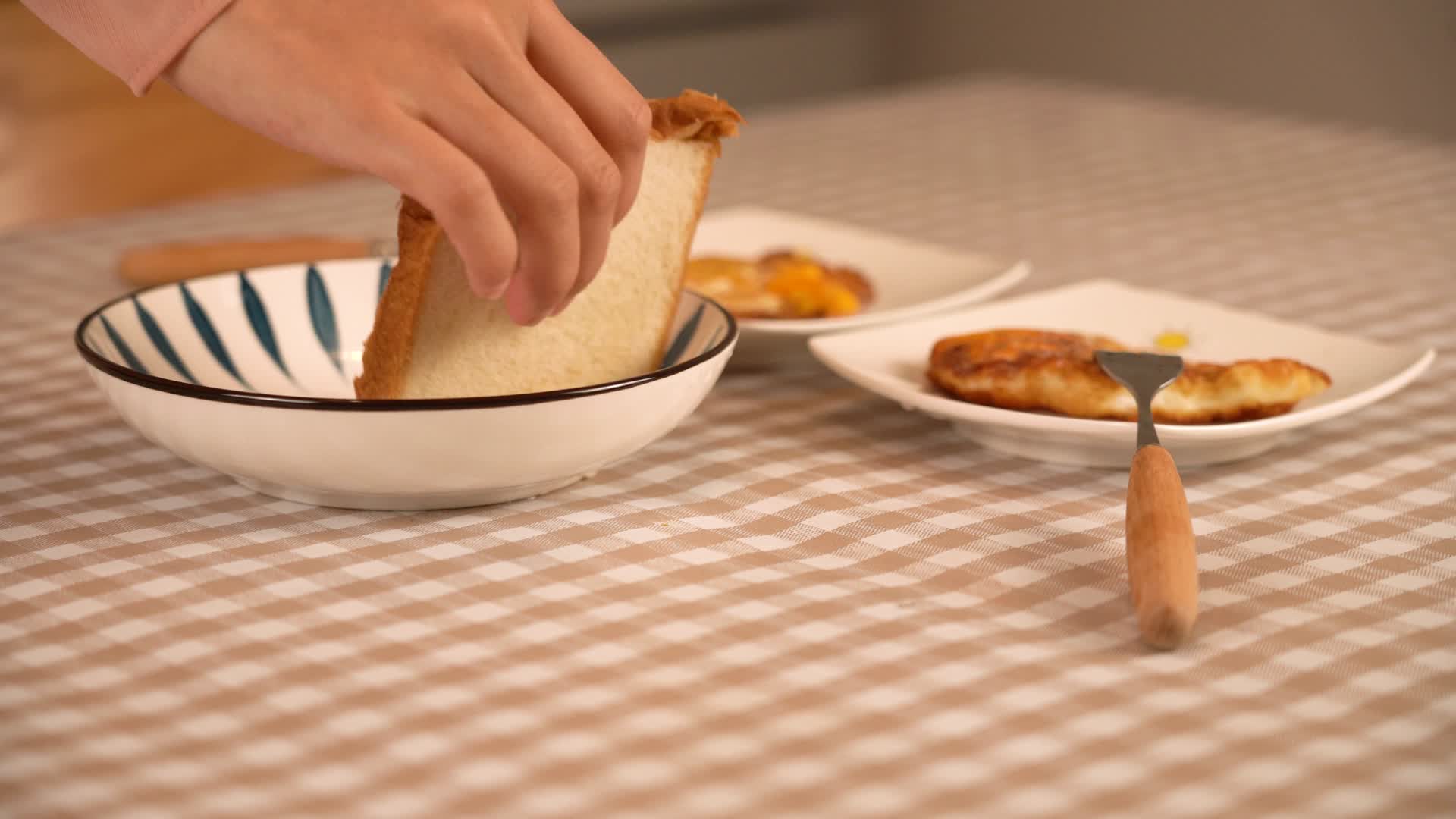 4K健康营养早餐面包煎蛋实拍视频视频的预览图