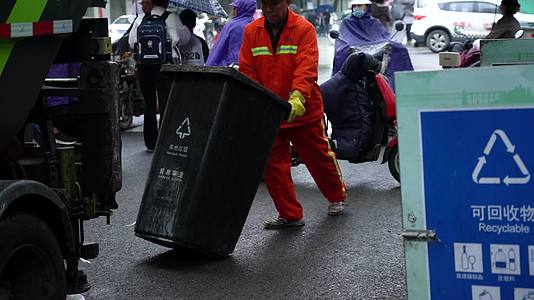 4K劳动工人垃圾回收员回收垃圾实拍视频视频的预览图