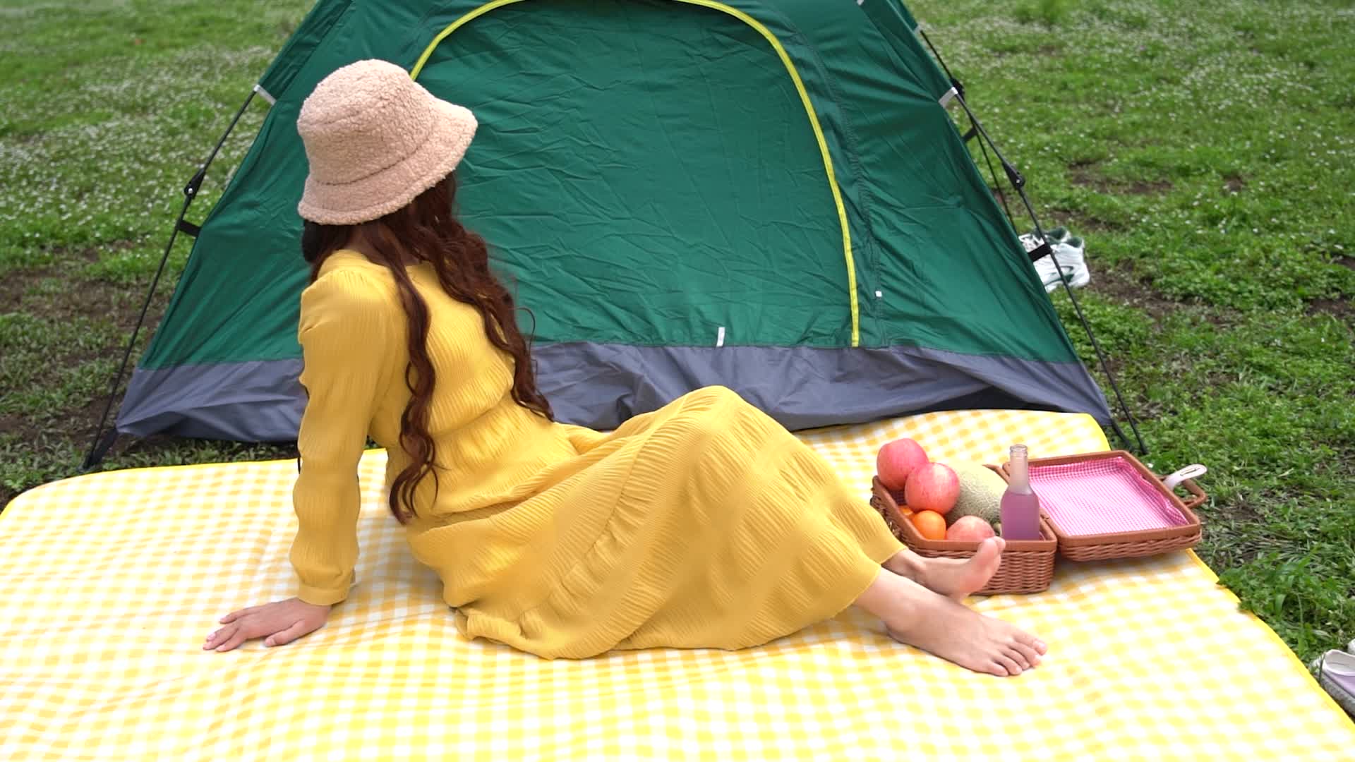 4K美女野餐垫上休闲娱乐摆动着脚丫视频视频的预览图