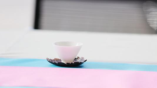 茶桌上的白色茶杯特写实拍视频的预览图