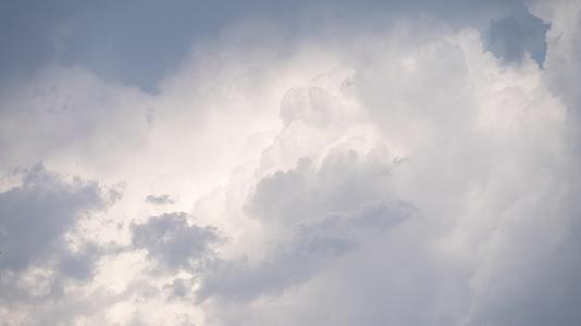变幻的云朵明暗交替风云莫测延时视频视频的预览图