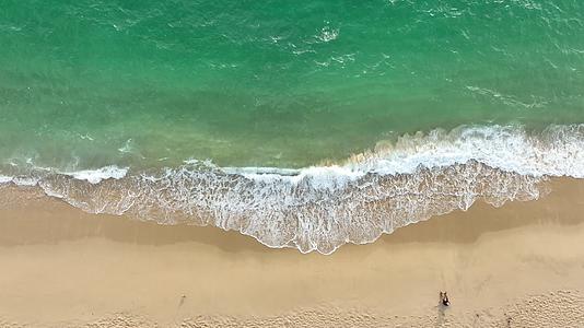 4K美丽沙滩海边海滩海浪大海视频的预览图