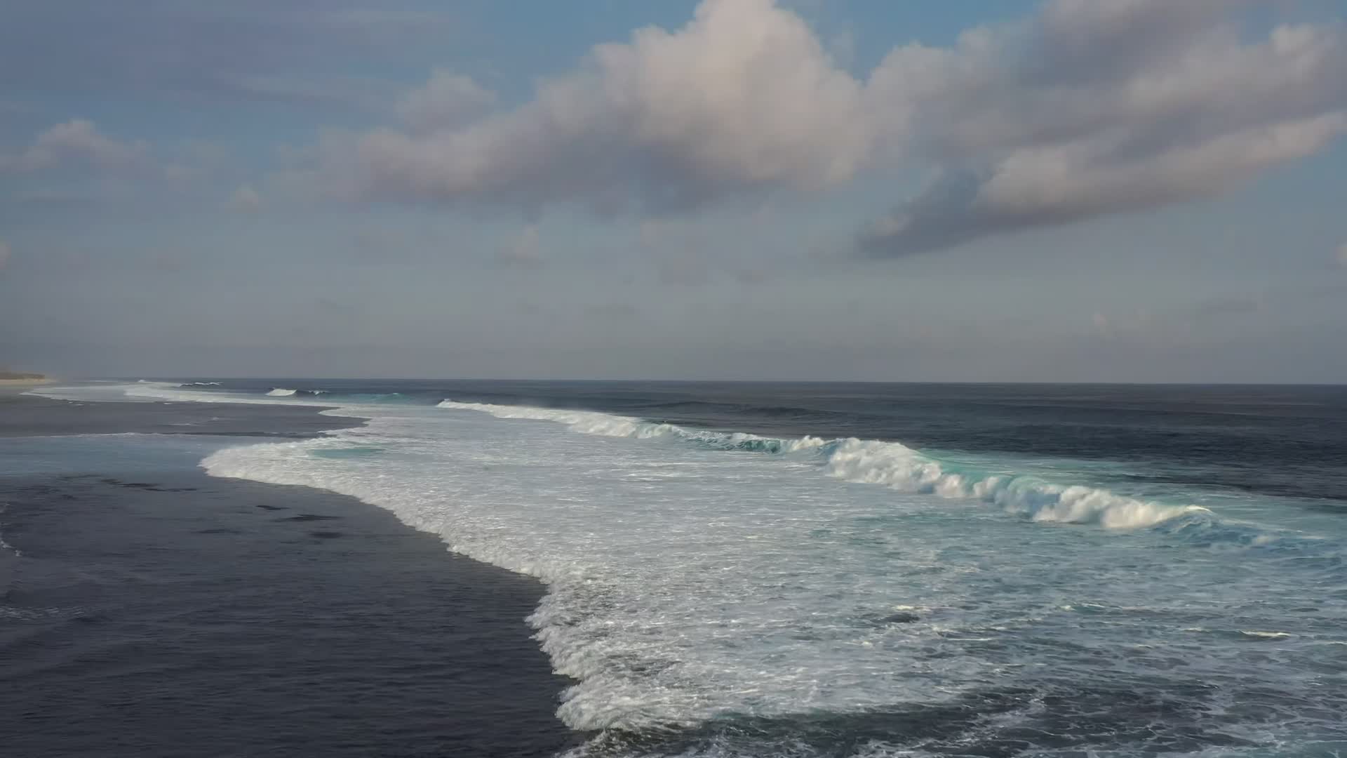 4K清晨海边海浪海洋视频的预览图
