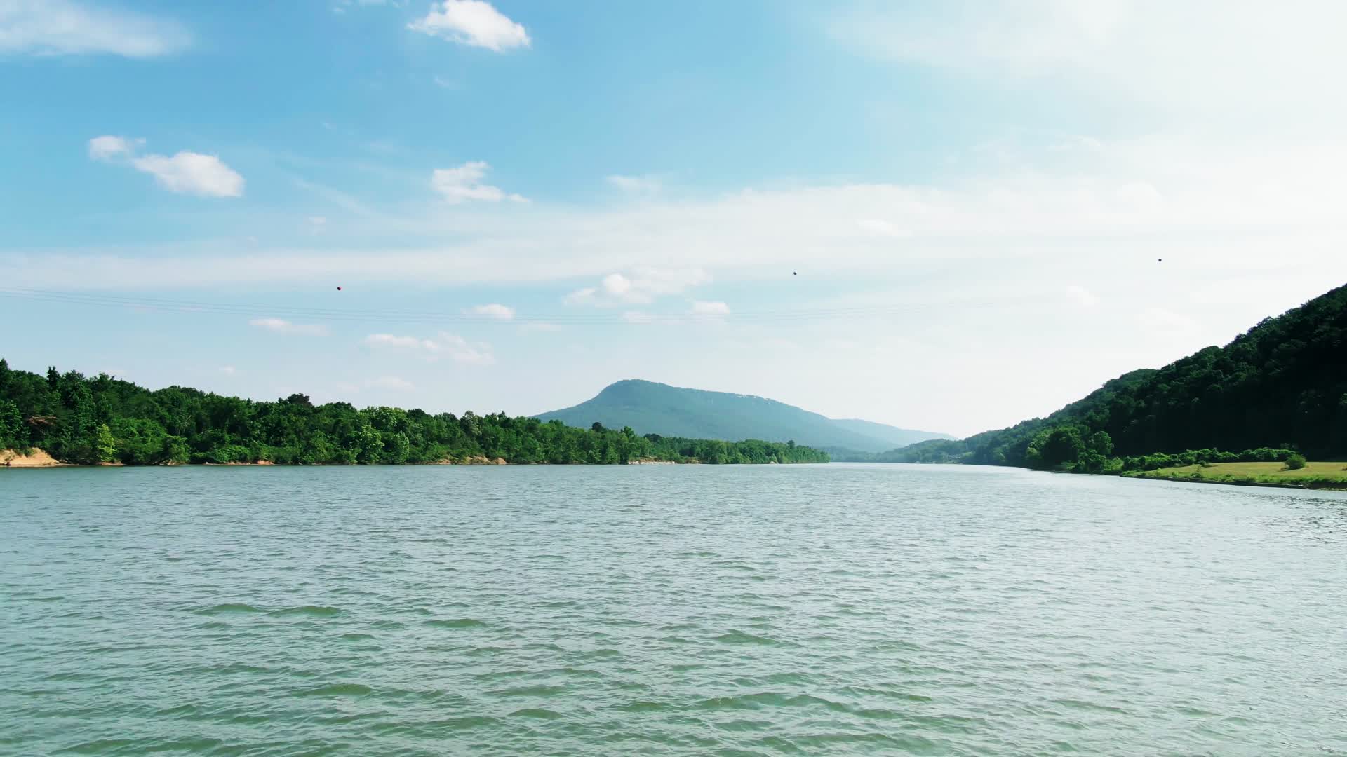 4K大自然湖景青山绿水视频的预览图