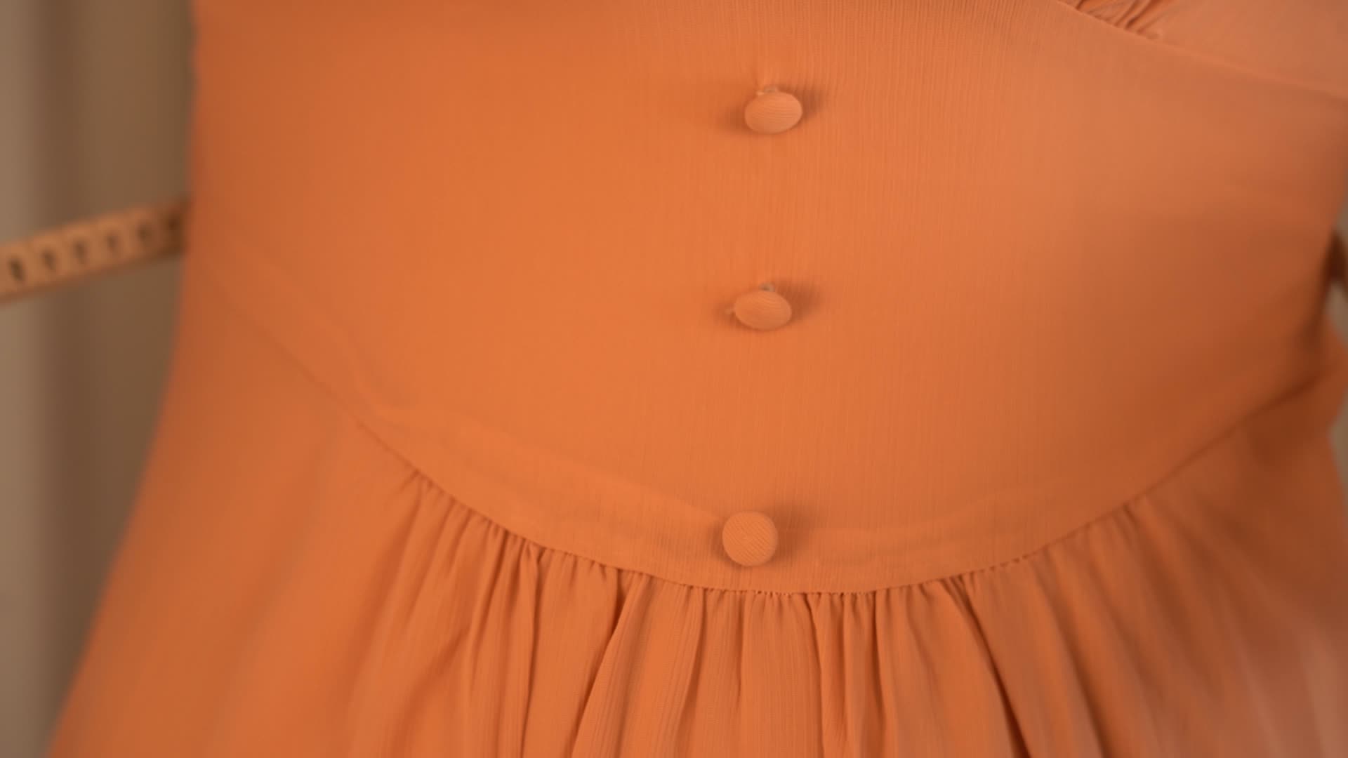 4K女性测量腰围监测健康实拍视频视频的预览图