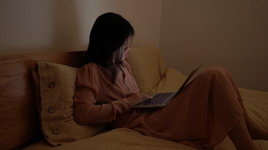 4K女性床上玩电脑熬夜实拍视频视频的预览图