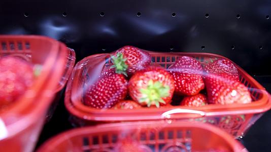 货架上保鲜盒里的草莓水果视频的预览图