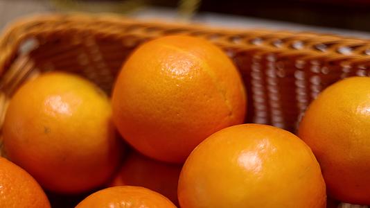 果篮里的橙子水果移动镜头视频的预览图