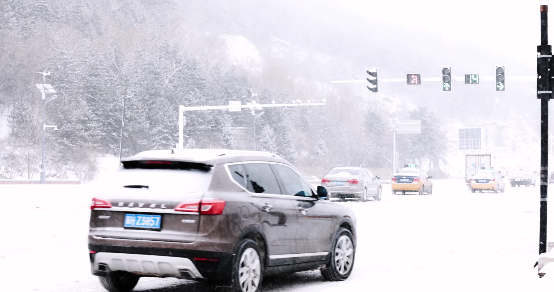 冬季大雪中十字路口的行驶车流视频的预览图
