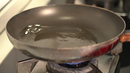 4K热锅热油里打入鸡蛋煎蛋实拍视频视频的预览图